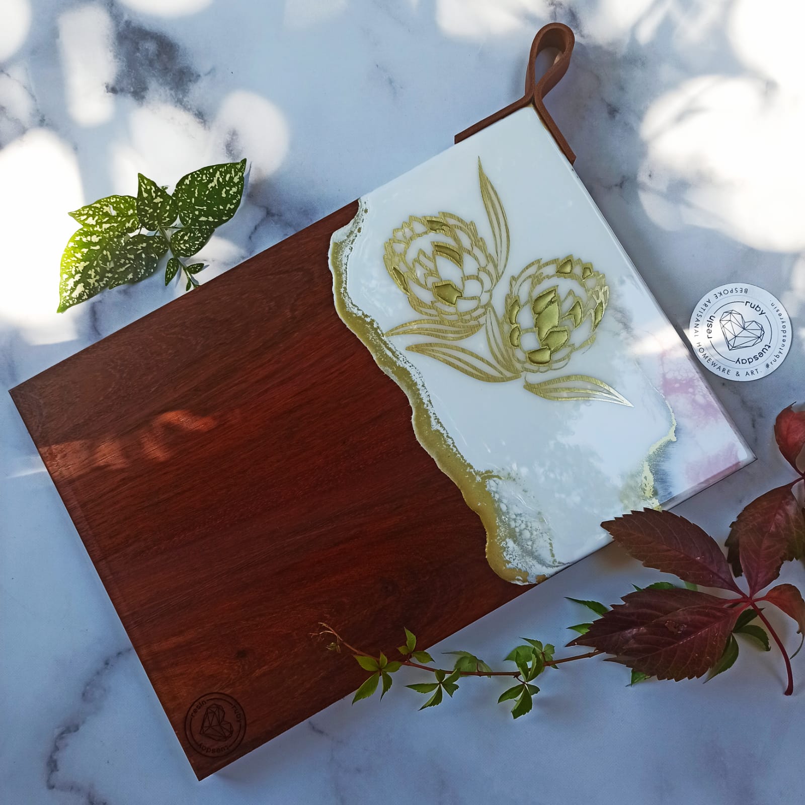 super-cool-fashion-ruby-tuesday-resin-large-kiaat-wood-protea-serving-board-with-leather-strap-online_1.jpg