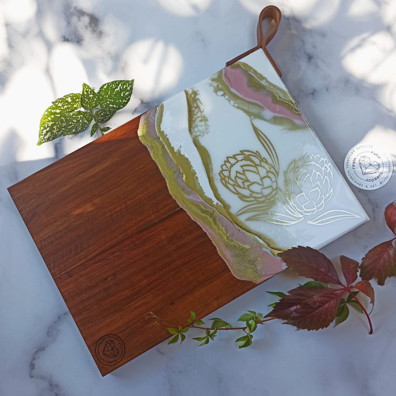 super-cool-fashion-ruby-tuesday-resin-large-kiaat-wood-protea-serving-board-with-leather-strap-online_2.jpg